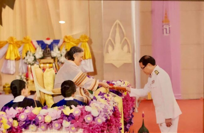 รับกับพระเทพ พระธาตุพนมทองคำ พระเทพ พระราชทาน บวรศิลป์ เชาวน์ชื่น