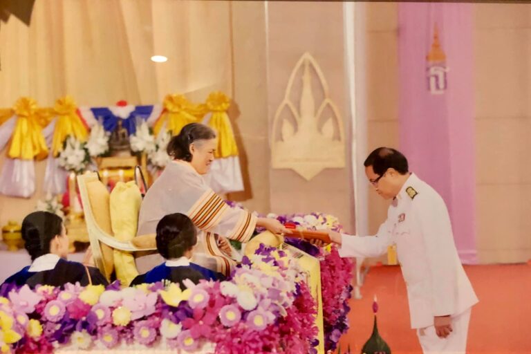 รับกับพระเทพ พระธาตุพนมทองคำ พระเทพ พระราชทาน บวรศิลป์ เชาวน์ชื่น