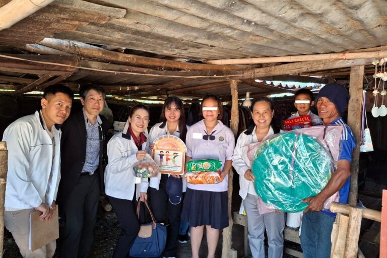 LINE_ALBUM_เยี่ยมบ้านง_241203_58